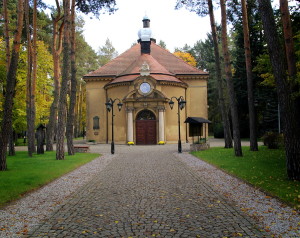 kościół jesienią